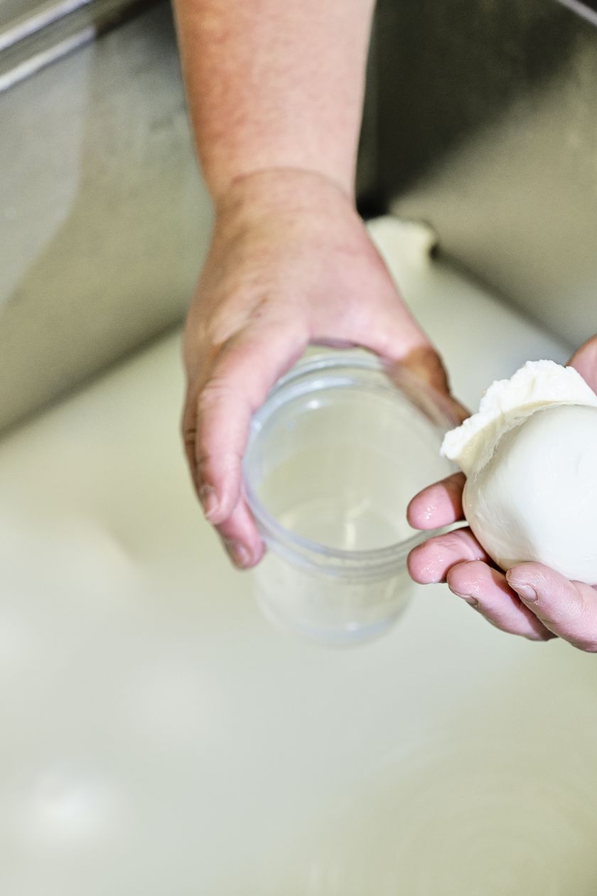 Regionalprodukte_Bergheumilch_Mozzarella_Verarbeitung_Bergkaeserei Marbach_hurrah.ch (30)