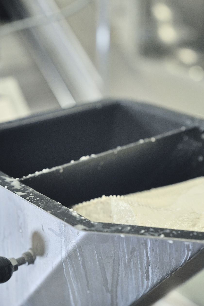 Regionalprodukte_Bergheumilch_Mozzarella_Verarbeitung_Bergkaeserei Marbach_hurrah.ch (7)