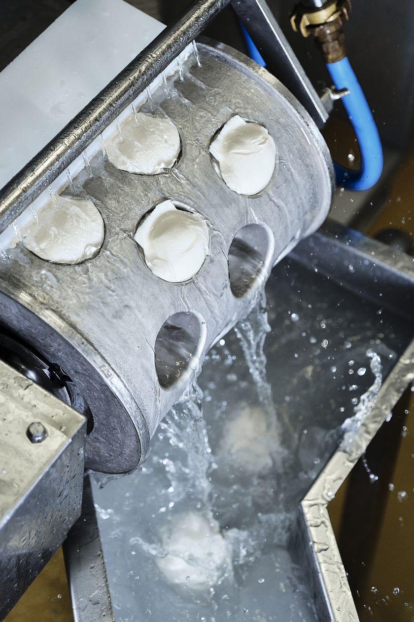 Regionalprodukte_Bergheumilch_Mozzarella_Verarbeitung_Bergkaeserei Marbach_hurrah.ch (10)