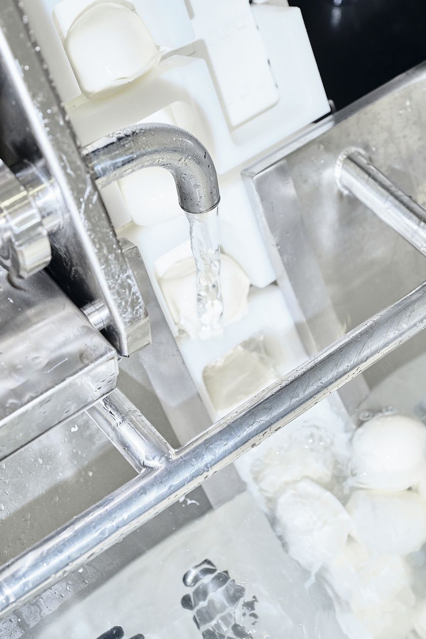 Regionalprodukte_Bergheumilch_Mozzarella_Verarbeitung_Bergkaeserei Marbach_hurrah.ch (21)