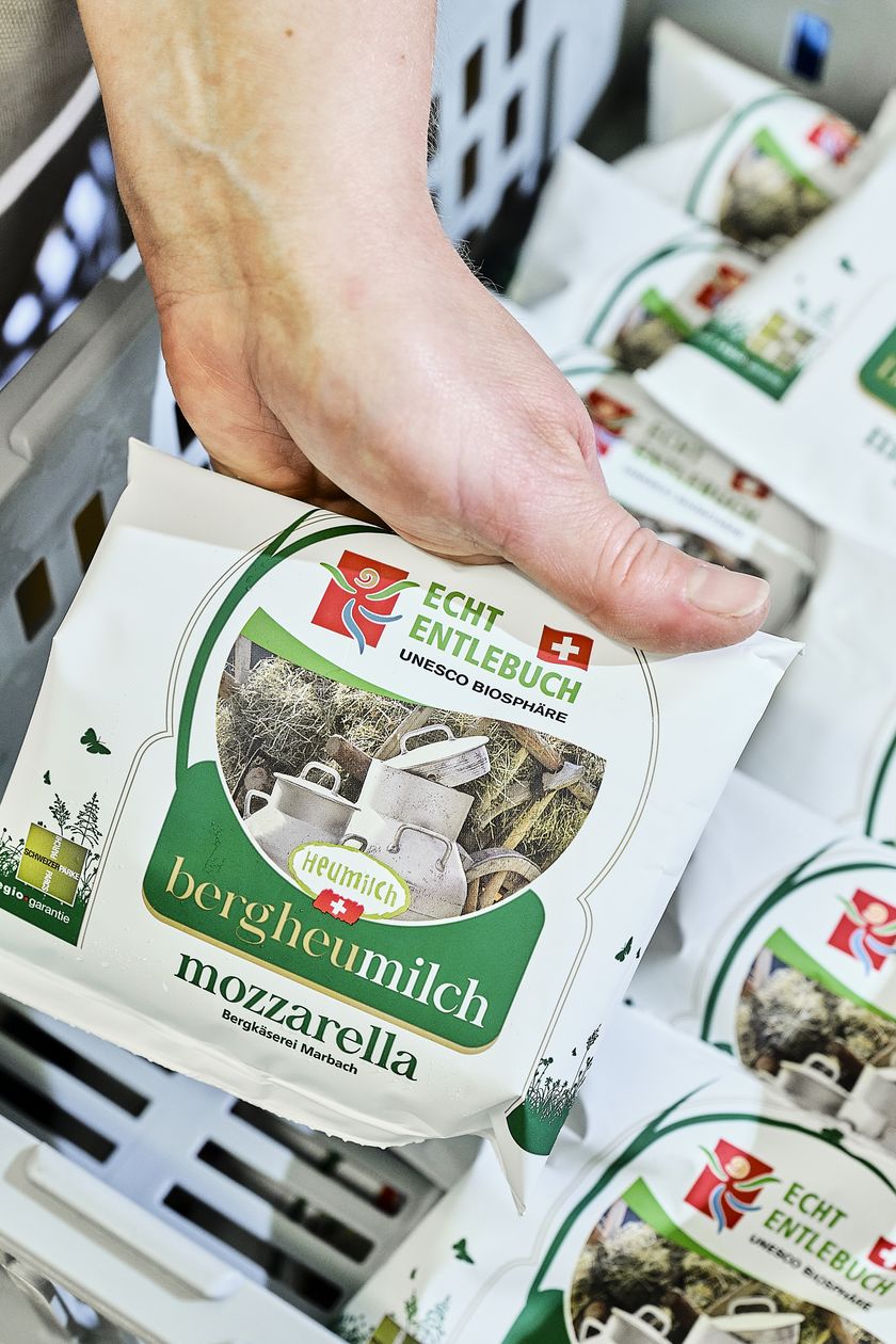Regionalprodukte_Bergheumilch_Mozzarella_Verarbeitung_Bergkaeserei Marbach_hurrah.ch (37)